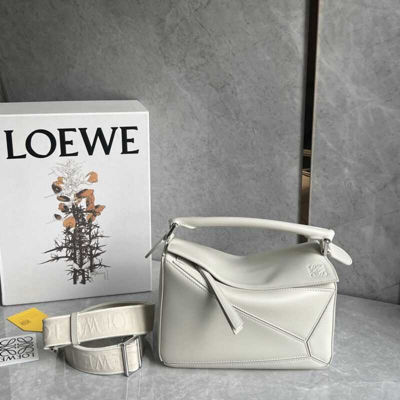 LOEWE Anagram刺绣肩带 0189 盐白
