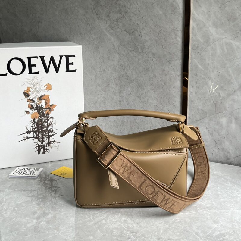 LOEWE Anagram刺绣肩带 0189