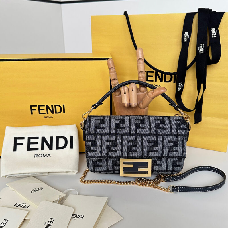 FENDI Baguette 新版法棍包 款号 8660
