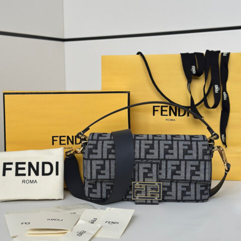 FENDI Baguette 新版法棍包 款号 8679