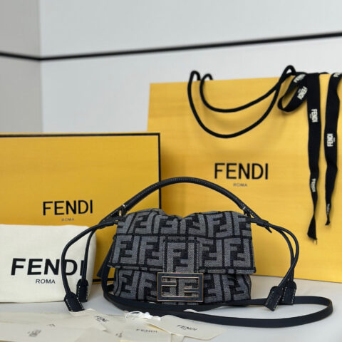 FENDI 全新 牛仔Mamma Baguette  款号  8677As
