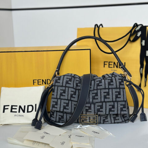 FENDI 全新 牛仔Mamma Baguette 款号 8677AL