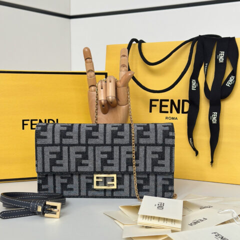 FENDI Baguette链条皮夹  款号 8638C