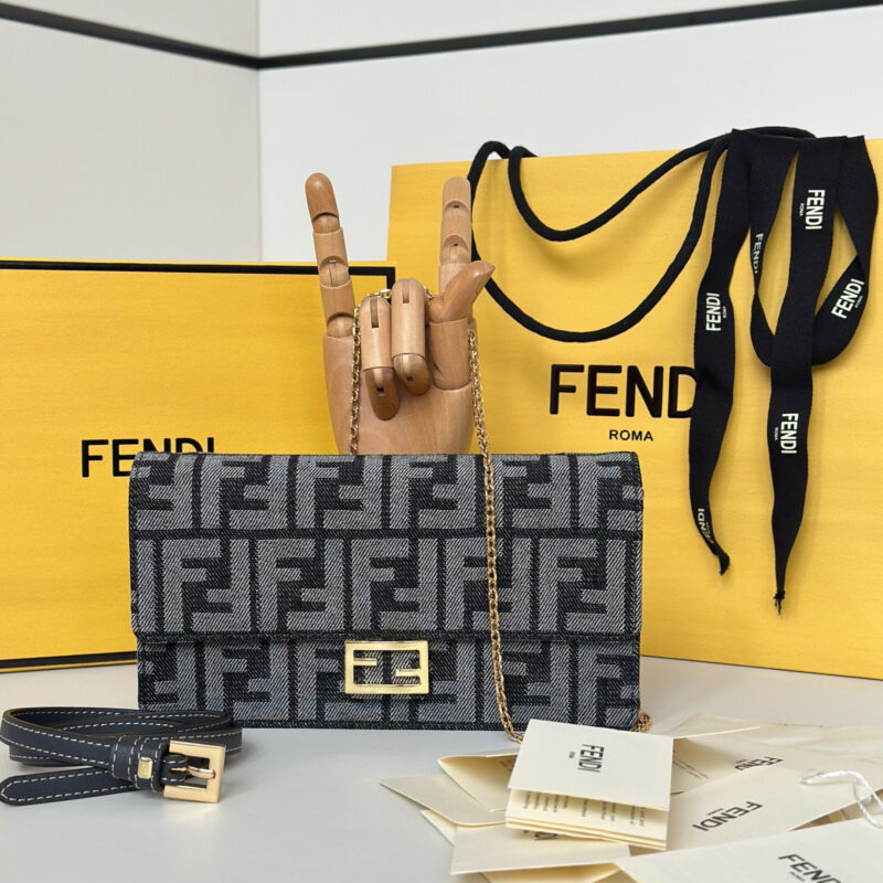 FENDI Baguette链条皮夹  款号 8638C