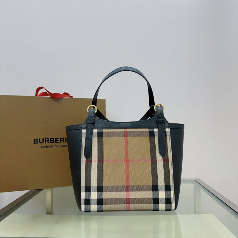 Burberry B家标志性「The Canter 坎特手袋」 型号3029