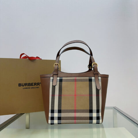 Burberry B家标志性「The Canter 坎特手袋」 型号3029