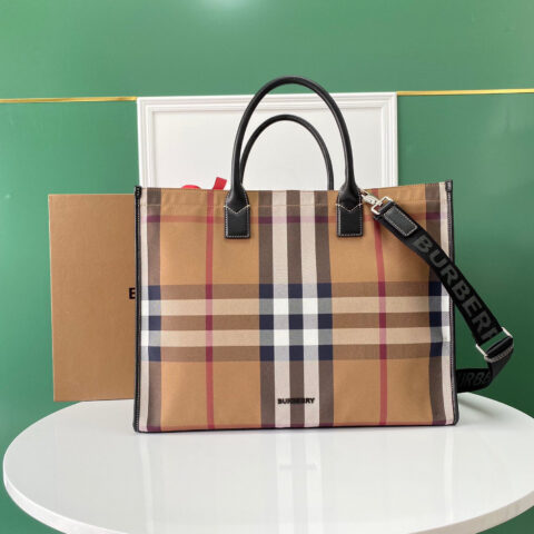 Burberry  B家最新的格纹布 型号8941