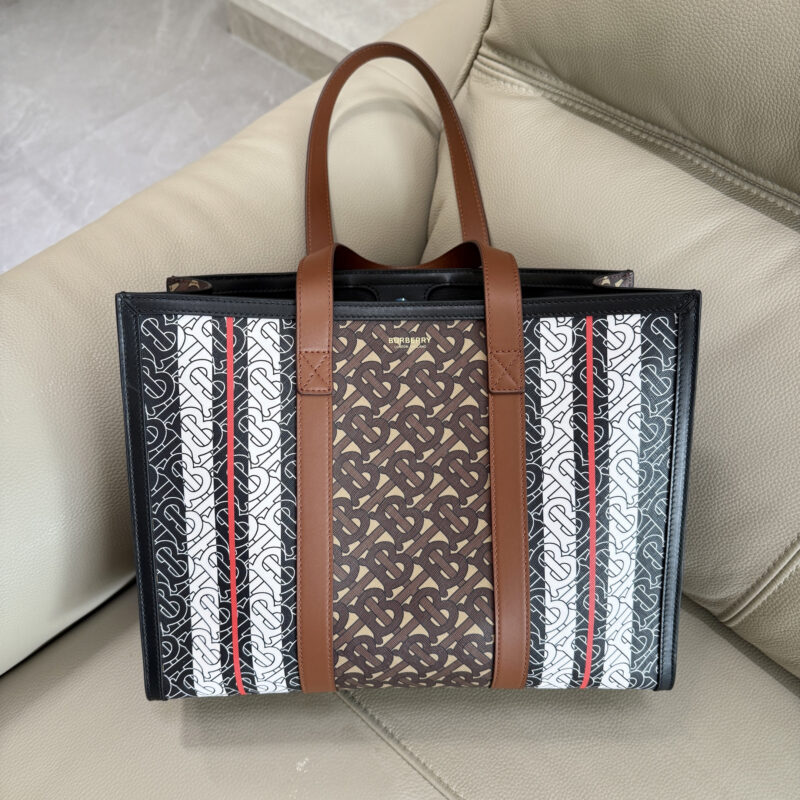 Burberry B家精选环保帆布材质制作 型号3831