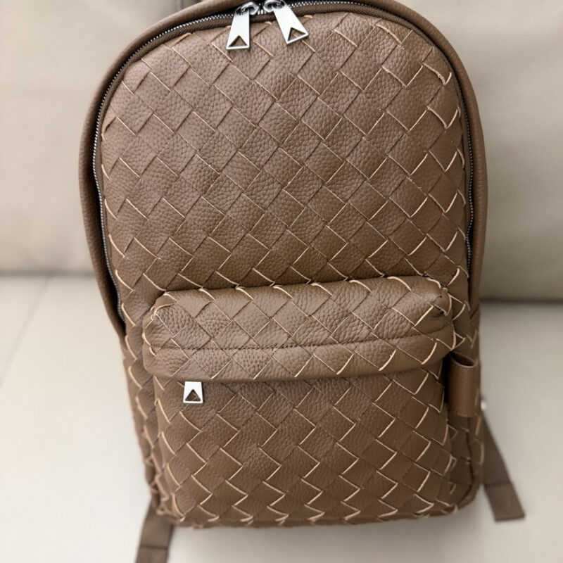 BV Intrecciato Backpack 粒面皮 松果棕 型号：833158