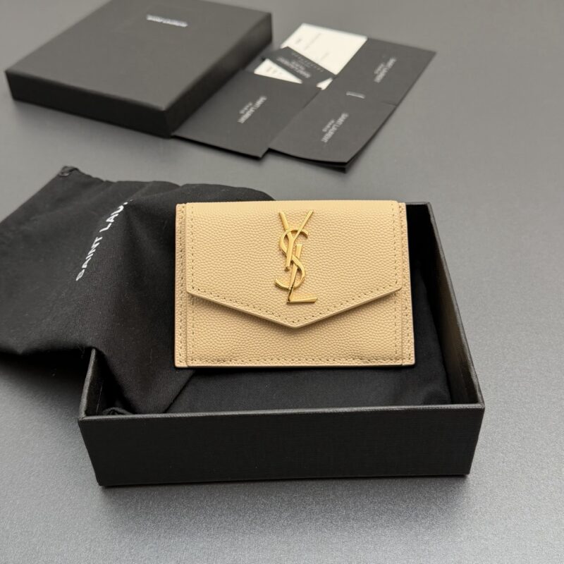 YSL UPTOWN粒面压印皮革翻盖卡包 编号:582305 杏色球纹金扣
