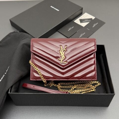 YSL ENVELOPE漆皮亮面皮革链条钱包 编号: 393953 酒红漆皮/金扣