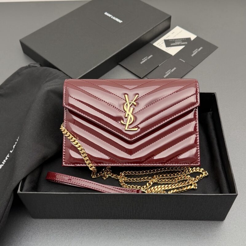 YSL ENVELOPE漆皮亮面皮革链条钱包 编号: 393953 酒红漆皮/金扣
