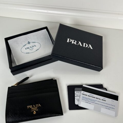 PRADA P家➡️最新卡包，型号1MC026，十字纹牛皮