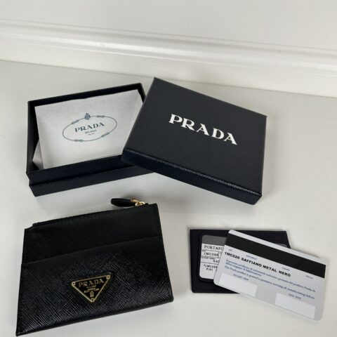 PRADA P家➡️最新卡包,型号1MC026,十字纹牛皮