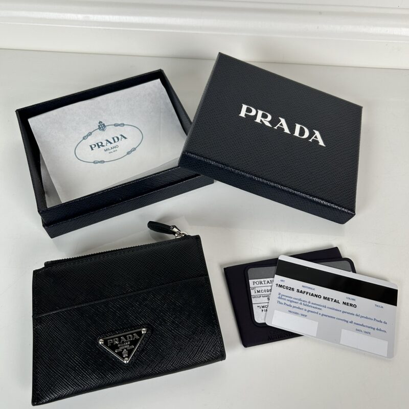 PRADA P家➡️最新卡包，型号1MC026，十字纹牛皮
