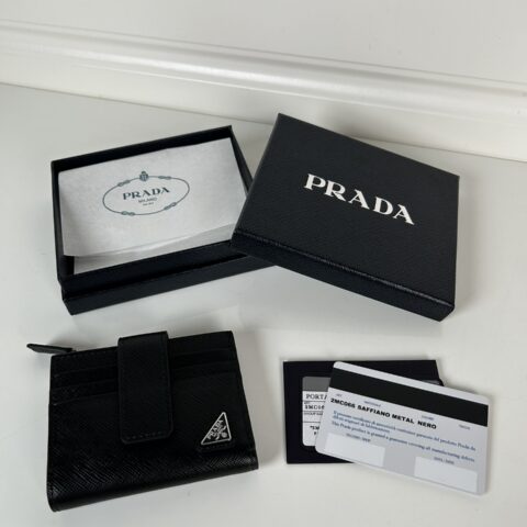PRADA P家➡️最新三角微标卡包，型号2MC066,Saffiano十字纹皮