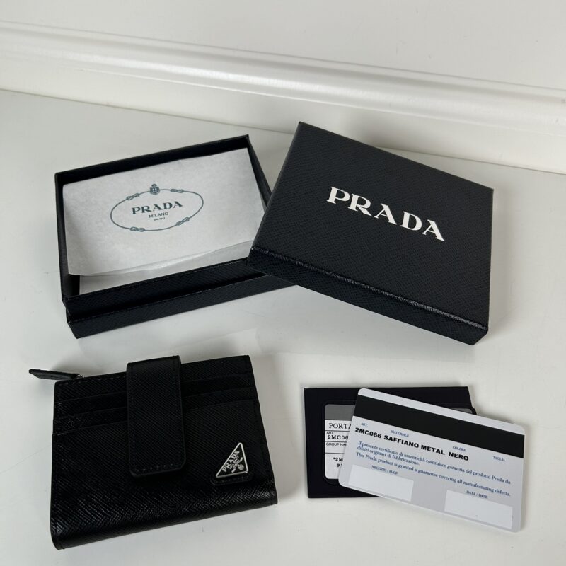 PRADA P家➡️最新三角微标卡包，型号2MC066,Saffiano十字纹皮