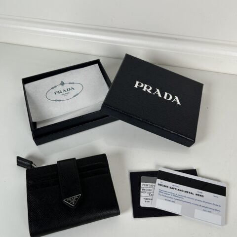 PRADA P家➡️最新三角微标卡包，型号2MC066,Saffiano十字纹皮