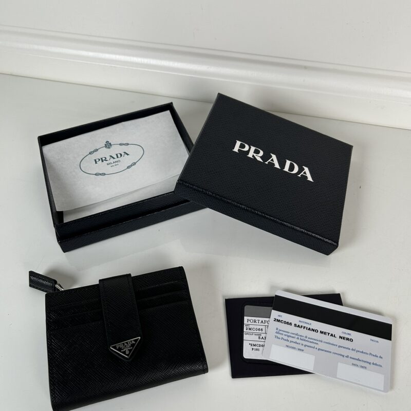 PRADA P家➡️最新三角微标卡包，型号2MC066,Saffiano十字纹皮