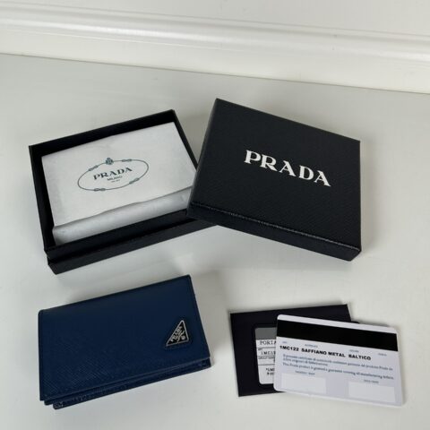 PRADA P家➡️经典卡片夹,型号1MC122,十字纹牛皮制作