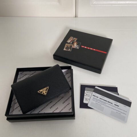 PRADA P家➡️经典卡片夹,型号1MC122,十字纹牛皮制作