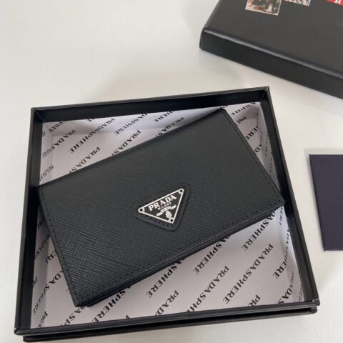 PRADA P家➡️经典卡片夹,型号1MC122,十字纹牛皮制作