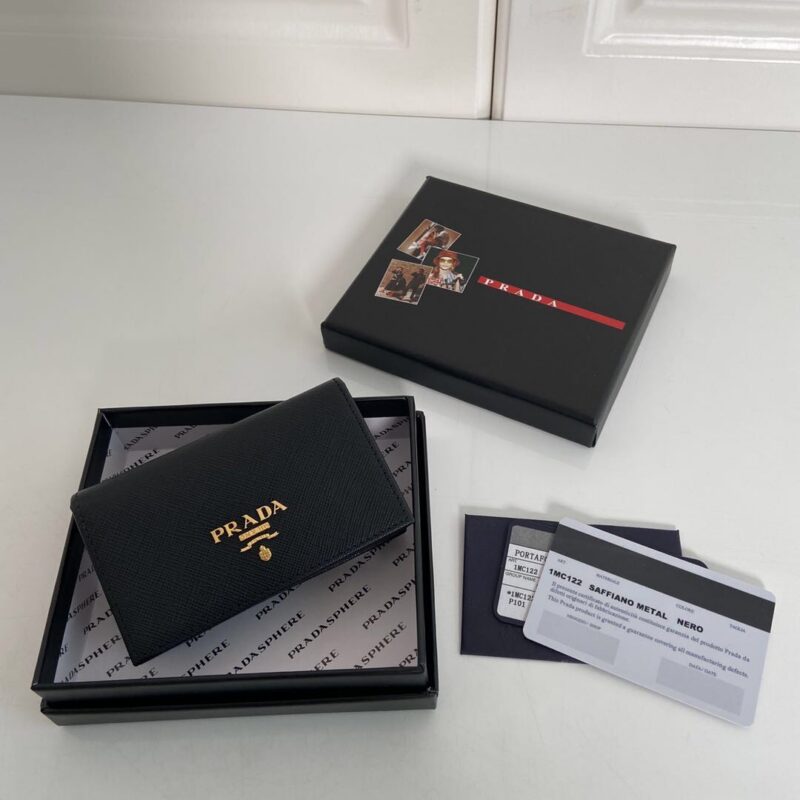 PRADA P家➡️经典卡片夹，型号1MC122，十字纹牛皮制作