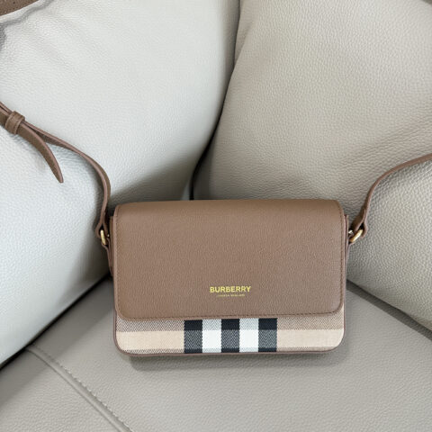 Burberry B家最新格纹挎包 型号0281 棕色