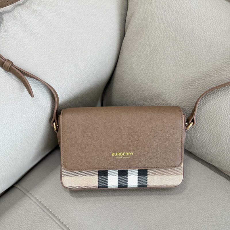 Burberry B家最新格纹挎包 型号0281 棕色