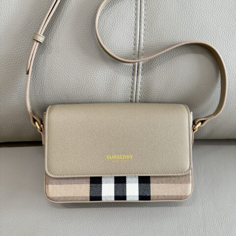 Burberry B家最新格纹挎包 型号0281 杏色