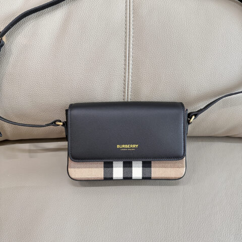 Burberry B家最新格纹挎包 型号0281 黑色
