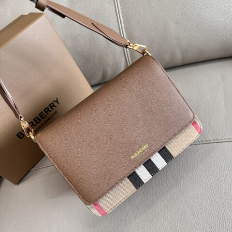 Burberry B家最新格纹挎包配上宽肩带 型号0251