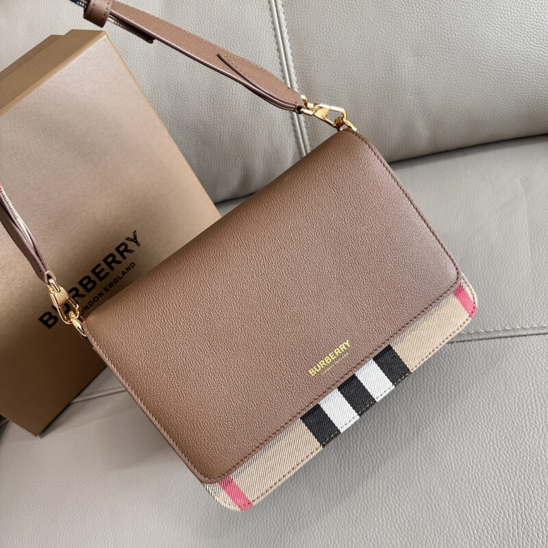 Burberry B家最新格纹挎包配上宽肩带 型号0251