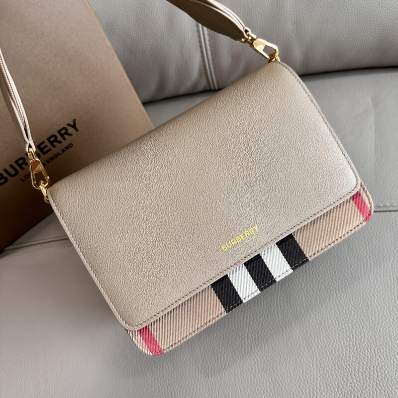 Burberry B家最新格纹挎包配上宽肩带 型号0251
