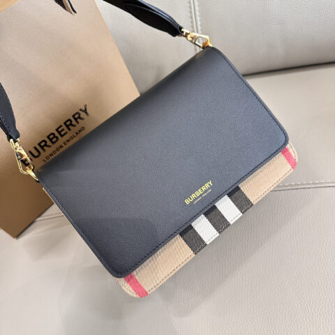Burberry B家最新格纹挎包配上宽肩带 型号0251