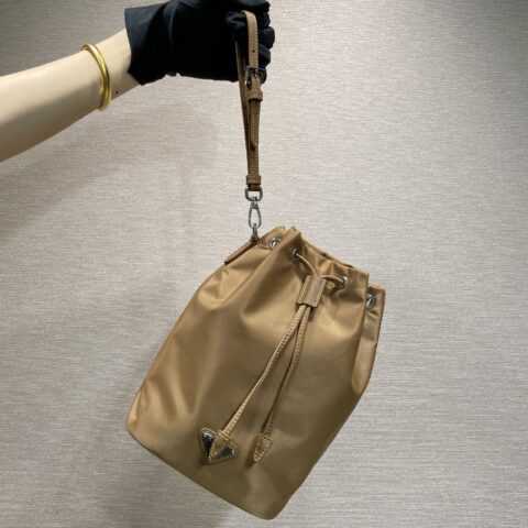 PRADA 新品手拿包🎉1N369束绳款