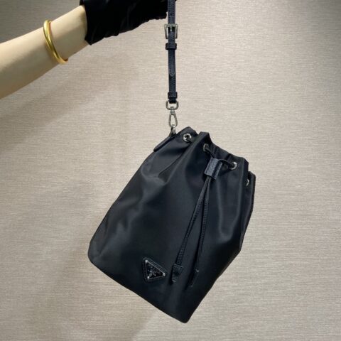 PRADA 新品手拿包🎉1N369束绳款