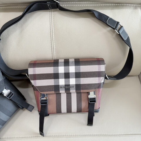 Burberry B家新款版邮差包 型号2463