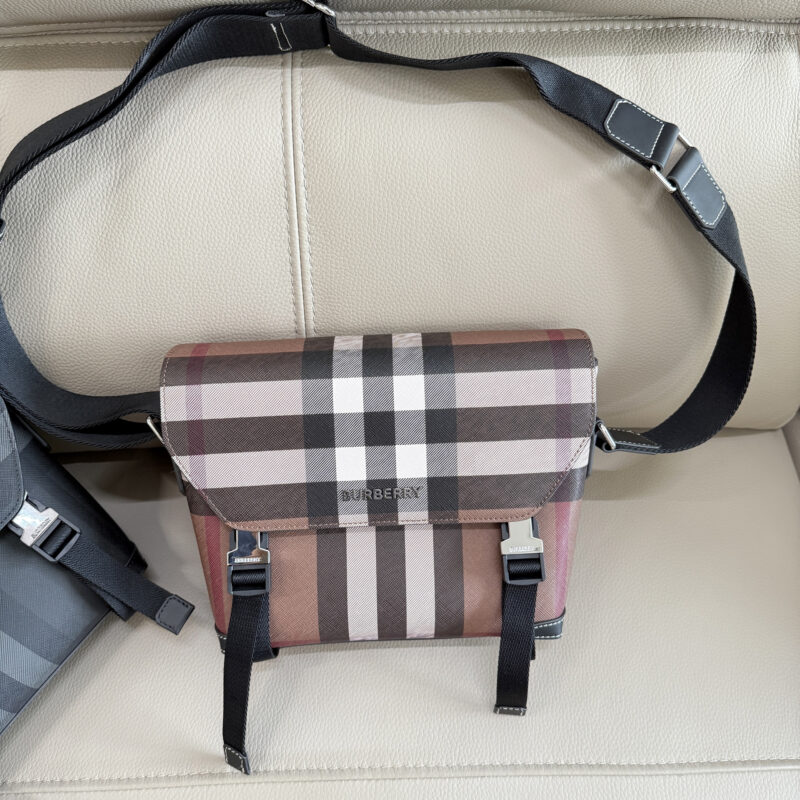 Burberry B家新款版邮差包 型号2463