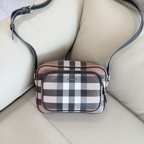 Burberry B家最新啡格斜背包 型号3481