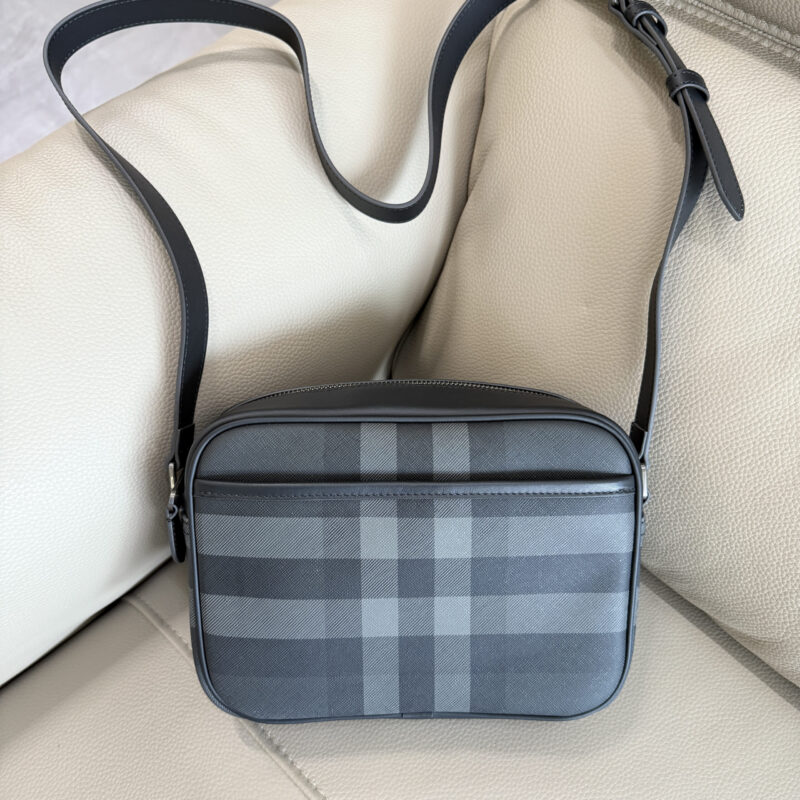 Burberry B家最新碳灰斜背包 型号3481