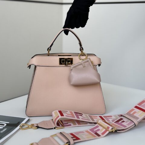 FENDI 𝐏𝐄𝐄𝐊𝐀𝐁𝐎𝐎  𝐈 𝐒𝐄𝐄 𝐔 小号手袋 款号80011A 粉色