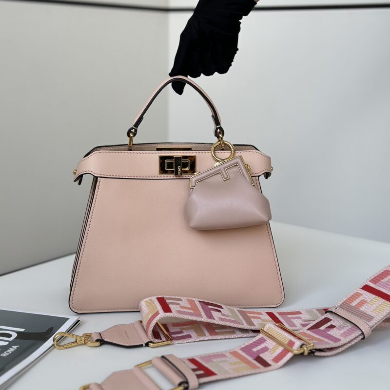 FENDI 𝐏𝐄𝐄𝐊𝐀𝐁𝐎𝐎  𝐈 𝐒𝐄𝐄 𝐔 小号手袋 款号80011A 粉色
