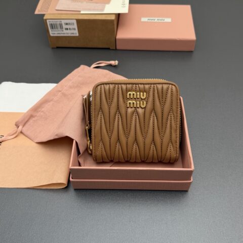 MIUMIU MATELASSÉ羊皮革短款拉链包钱包 编号:5MO522 焦糖/进口羊皮