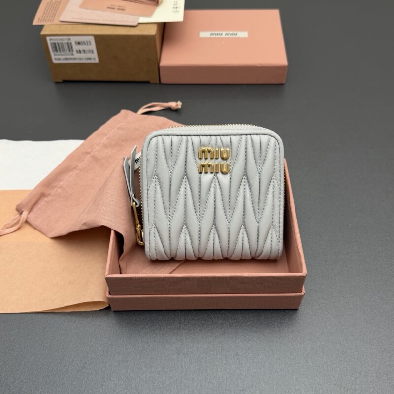MIUMIU MATELASSÉ羊皮革短款拉链包钱包 编号:5MO522 灰蓝/进口羊皮