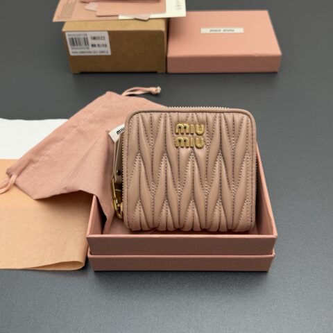 MIUMIU MATELASSÉ羊皮革短款拉链包钱包 编号:5MO522  裸粉/进口羊皮
