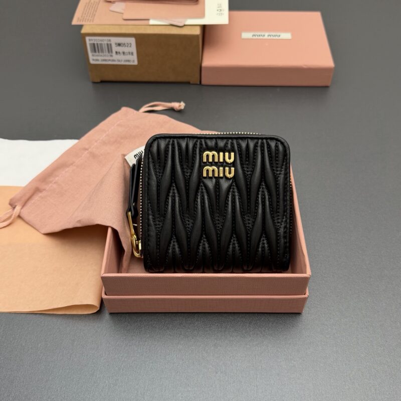 MIUMIU MATELASSÉ羊皮革短款拉链包钱包 编号:5MO522  黑色/进口羊皮