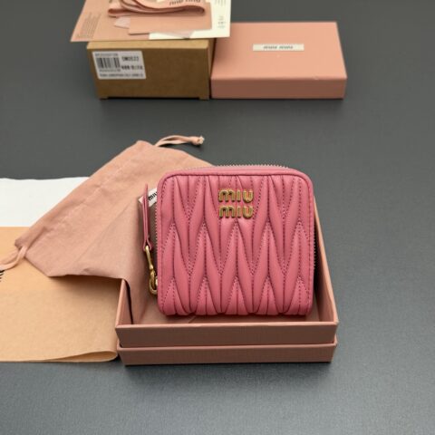 MIUMIU MATELASSÉ羊皮革短款拉链包钱包 编号:5MO522 海棠粉/进口羊皮
