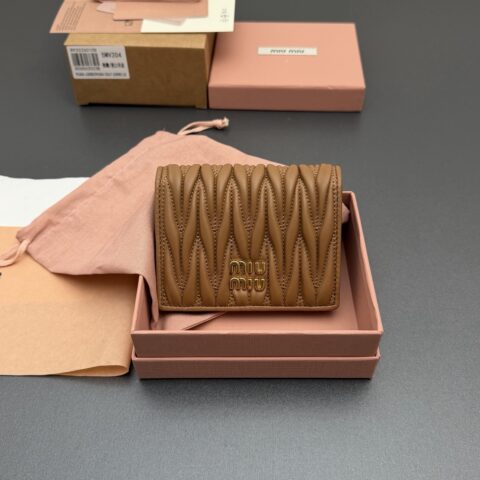 MIUMIU MATELASSÉ羊皮革小号钱包