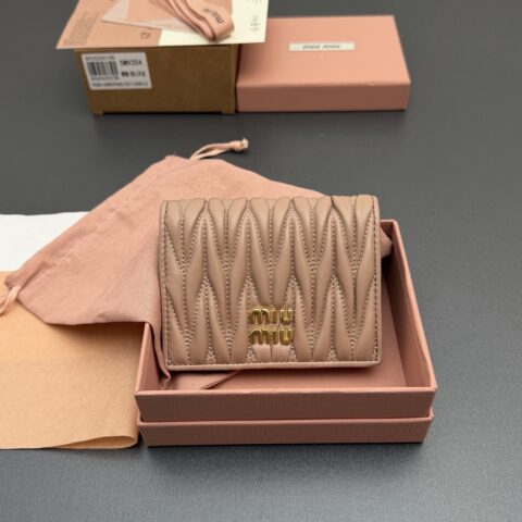 MIUMIU MATELASSÉ羊皮革小号钱包 编号:5MV204 裸粉/进口羊皮